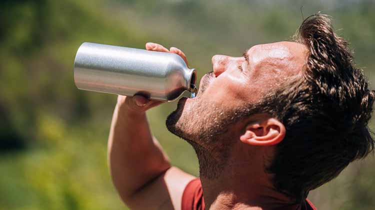 How to clean aluminum water bottles easily