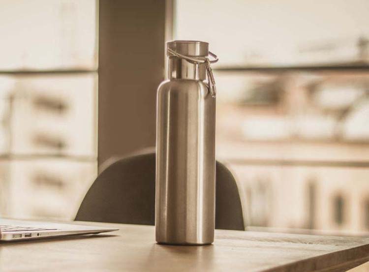 Does stainless steel bottle keeps water cold