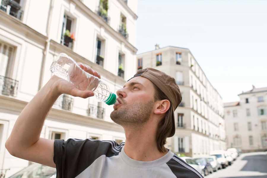 Does drinking from a water bottle cause wrinkles