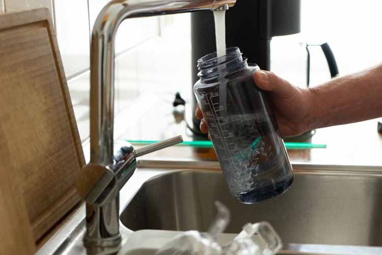 How to Clean Plastic Water Bottles Without Damaging The Material