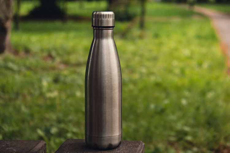 How do double walled stainless steel water bottles work easily