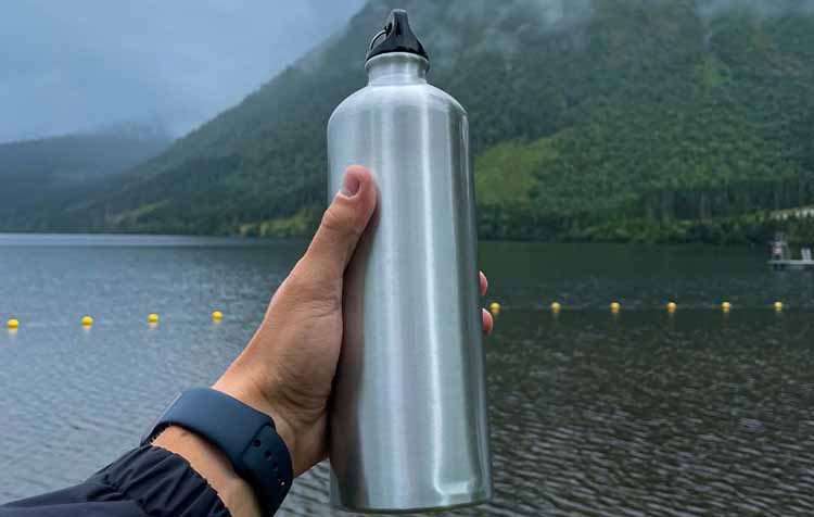 why does my aluminum water bottle smell explained