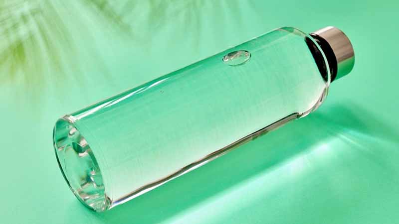 How can I put hot water in glass water bottle